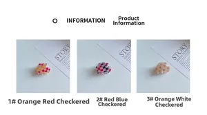 Trois petites pinces à cheveux à carreaux orange, rouge-bleu et blanc sur un journal