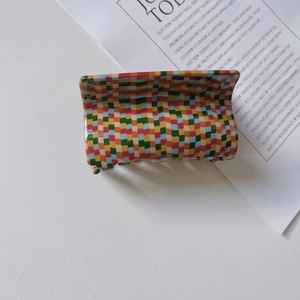Große bunte Haarklammer aus Acetat mit Retro-Karomuster und Pixel-Design für Damen