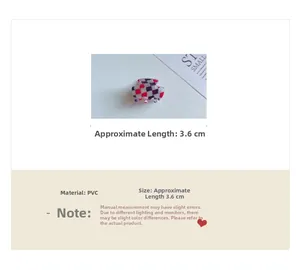Vue détaillée d'une pince à cheveux rétro à damier en PVC rouge, violet, blanc et noir