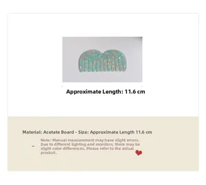 Dettaglio pettine a denti larghi in acetato con trama marmo verde menta e lunghezza 11,6 cm