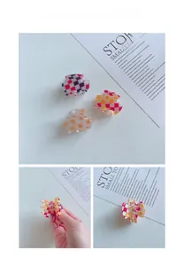 Détails des petites pinces à cheveux à damier en violet, orange et tons crème