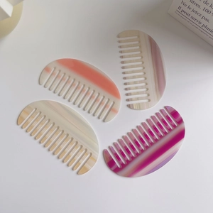Lot de quatre peignes à cheveux semi-circulaires en acétate avec des textures marbrées élégantes