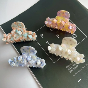 Set of four floral acetate hair claws with marble texture and rhinestones for women