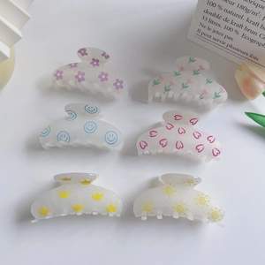 Minimalist Acrylic Hair Claw For Women Korean Style Matte White Shark Clip With Floral Heart Pattern Sweet Hair Accessory