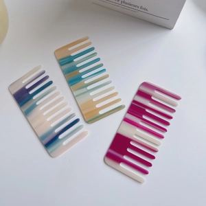 Lot de trois peignes en acétate avec dégradé marbré pour cheveux longs bouclés