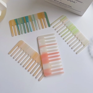 Peignes à dents larges en acétate avec texture marbrée élégante en quatre dégradés