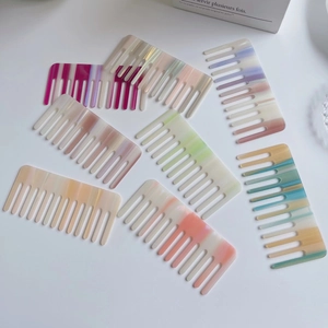 Peignes à cheveux à dents larges en acétate avec textures marbrées et dégradés