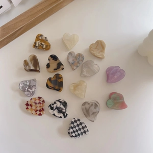 Pinces à cheveux cœur en acétate avec divers motifs comme l'écaille et le damier