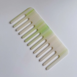 Peigne à dents larges en acétate de cellulose à motif marbré vert et fini dégradé