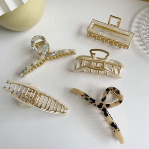 Set mit fünf eleganten Haarklammern aus Goldlegierung und Acetat mit Marmor- und Leopardenmuster