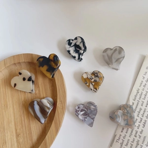 Variété de mini pinces à cheveux en acétate en forme de cœur aux motifs écaille et marbre