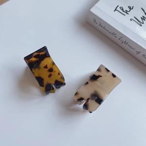 Mini acetate hair claws in leopard and tortoiseshell patterns for high ponytails