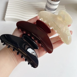 Lot de trois grandes pinces à cheveux en acétate en noir, marron et crème nacré