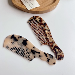 Peignes à cheveux à dents larges en acétate de cellulose avec texture marbrée chic