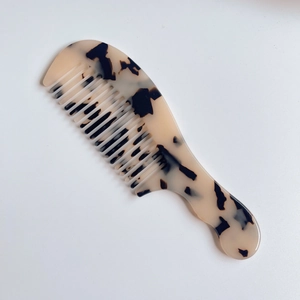 Peigne à dents larges en acétate avec motif écaille et poignée ergonomique courbée