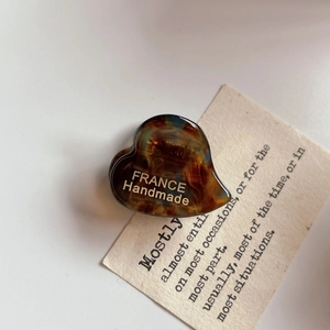 Detailed macro shot of a heart-shaped tortoiseshell hair claw with a glossy finish