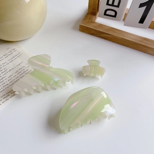 Trois pinces à cheveux en acétate vert menthe irisé de différentes tailles style coréen