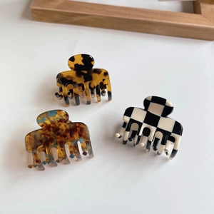 Tre fermagli per capelli in acetato con motivi leopardato, tartarugato e a scacchiera