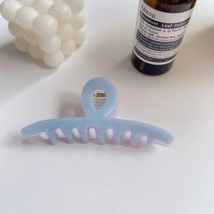 Pince à cheveux française en acétate bleu clair pour des coiffures élégantes