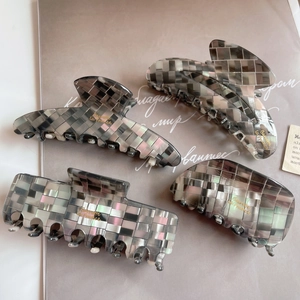 Set di mollette per capelli in acetato perlato con elegante trama a mosaico di conchiglia