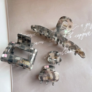 Set elegante da 4 pezzi di pinze per capelli in acetato grigio a scacchi con scritte dorate