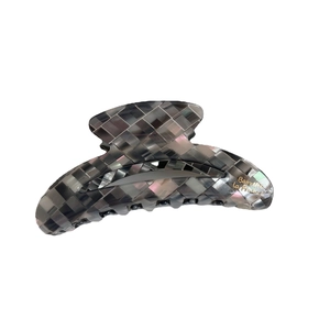 Elegante pinza per capelli con texture a mosaico grigio e bianco e logo oro