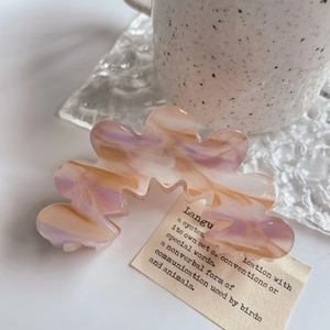 Pinza de pelo minimalista de acetato con textura de mármol lavanda y ámbar