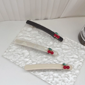 Dreiteiliges Haarklammer-Set aus Acetat mit süßen Kirschmotiven in Schwarz, Weiß und Creme