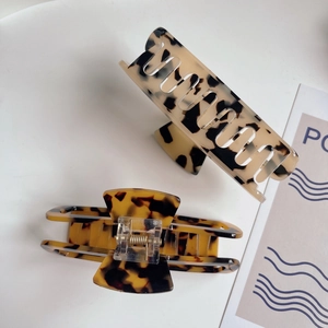 Pince à cheveux française minimaliste en acétate léopard avec un design carré évidé