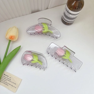 Drei Haarklammern aus Acetat mit rosa Tulpenmuster und grünen Blättern im Detail