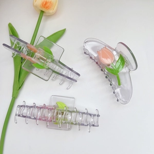 Transparente lila Haarklammern mit rosa Tulpenmuster in drei verschiedenen Formen