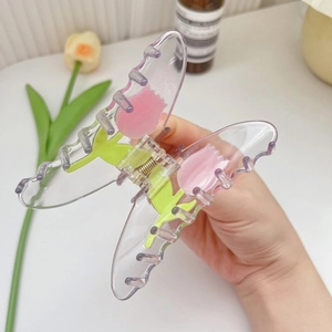 Detailaufnahme einer transparenten Schmetterlings-Haarklammer mit rosa Tulpenmuster