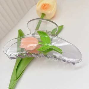 Detailansicht einer transparenten Tulpen-Haarklammer mit rosa Blüten und Blättern
