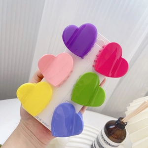 Lot de six pinces à cheveux en acétate en forme de cœur aux couleurs pastel et présentoir
