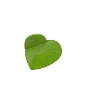 Pince à cheveux cœur vert herbe en acétate avec une finition brillante sur fond blanc