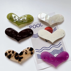 Set di fermagli per capelli a cuore in acetato con scritte a rilievo e piccoli strass