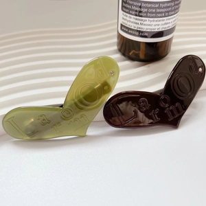Fermagli per capelli a cuore L'Amour in resina acetata verde oliva e marrone