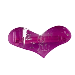 Fermaglio per capelli a cuore magenta traslucido con scritta Larom in rilievo e strass