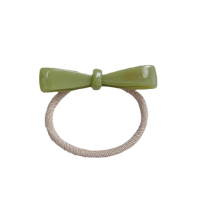 Élastique à cheveux avec nœud vert minimaliste et logo doré sur cordelette kaki