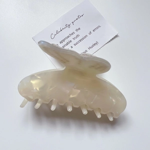 Eleganter Haarklammer Schmetterling in Creme mit Strasssteinen auf weißem Hintergrund