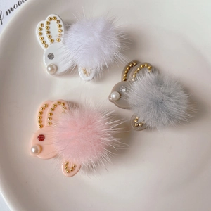Set di mollette per capelli a forma di coniglio con pelliccia sintetica e perle miste