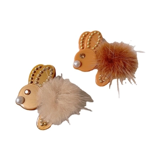 Mollette per capelli a coniglio in acetato con pompon di pelliccia e perle, zenzero e beige