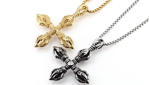 Detalle de colgantes de cruz Vajra en oro y plata vintage con cadenas de malla de caja