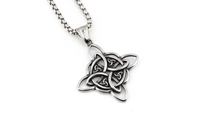 Detailaufnahme eines Vintage-Keltenknoten-Anhängers mit Edelstahl-Boxkette in Silber