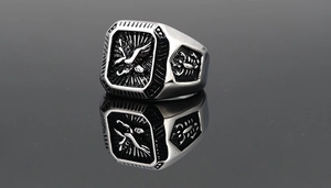 Dettaglio dell'anello vintage con aquila in acciaio e scorpione su riflesso nero