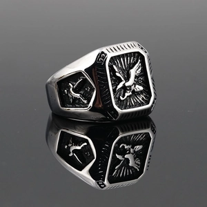 Anello da uomo in stile hip hop retrò con rilievo ad aquila in acciaio al titanio argento