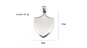 Dettaglio del ciondolo a scudo in acciaio spazzolato 42x38mm con specifiche 22,3g