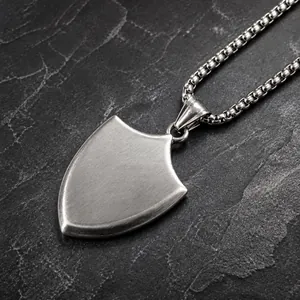 Collana con ciondolo a scudo classico in acciaio inossidabile con finitura spazzolata vintage