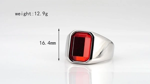 Détail de la bague en titane pour homme de 12,9g avec pierre rouge et hauteur de 16,4mm