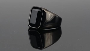Détail d'une bague pour homme avec onyx noir rectangulaire et acier noir mat